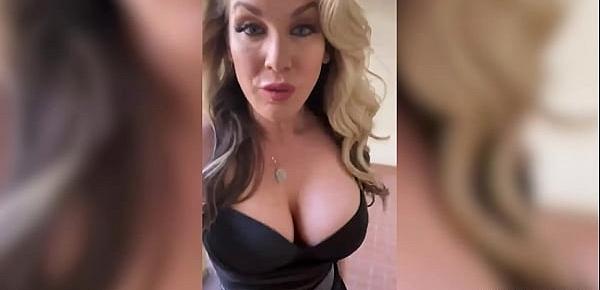  My mature MILF stepmom Kayla Paige finally started with snapping